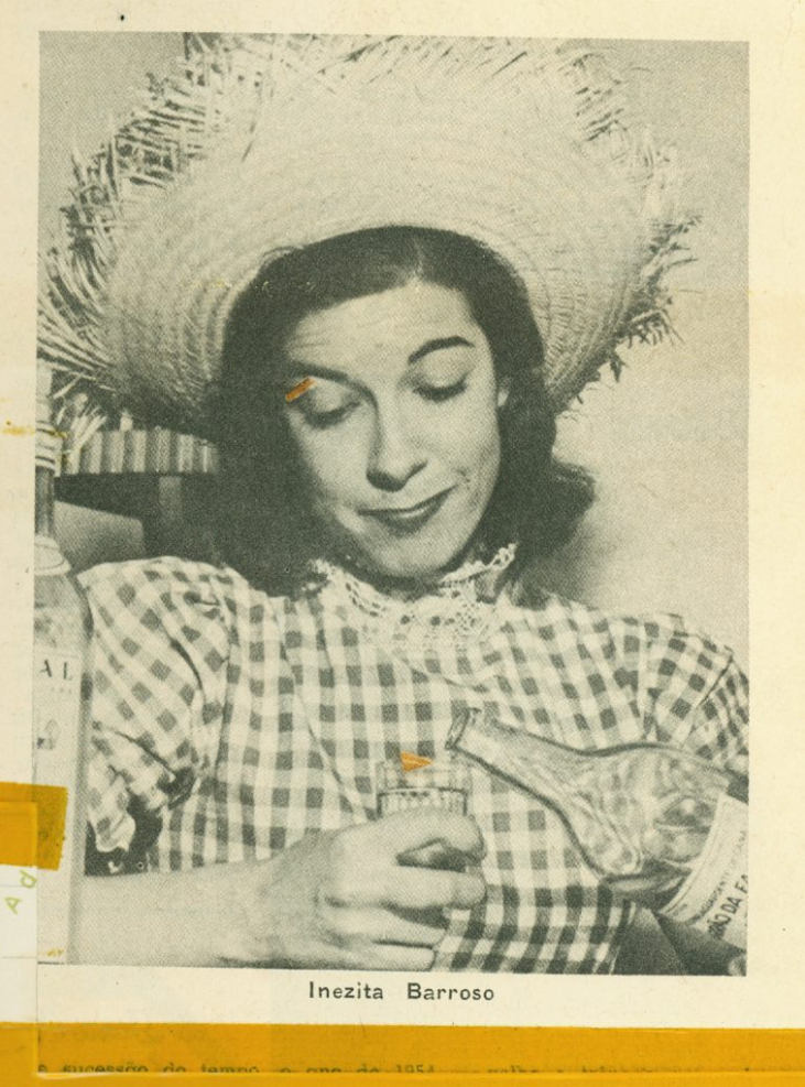 Em foto de 1954, celebra sua canção mais famosa: