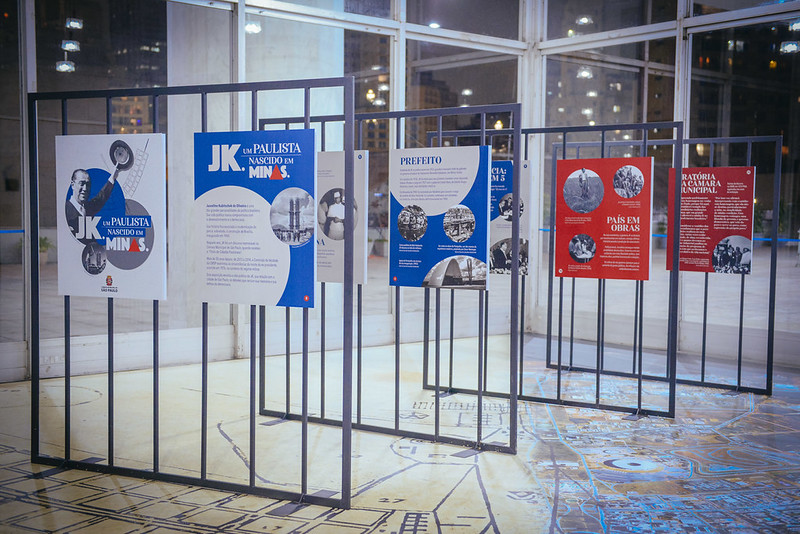 Fotografia com placas da exposição do JK